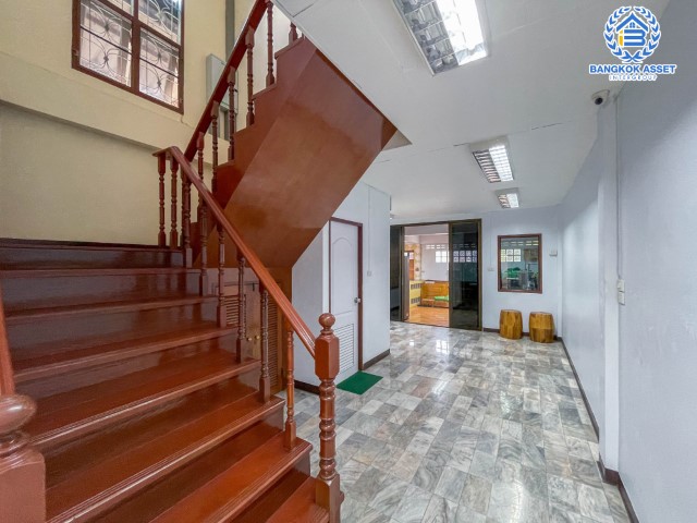 *****ทาวน์เฮ้าส์มือสองย่านนนทบุรี ม.ทีแลนด์ รัตนาธิเบศร์ หลังมุม! เนื้อที่มากถึง 42.7 ตร.ว. ฟังก์ชันจัดเต็มถึง 3 ห้องนอน 2 ห้องน้ำ จอดรถได้เยอะถึง 4 คัน พื้นที่เยอะ เหมาะสำหรับทำบริษัท หรือออฟฟิศ บนทำเลดี เพียง 8 นาทีก็ถึงรถไฟฟ้าสายสีม่วง "สถานีบางรักน้อยท่าอิฐ"